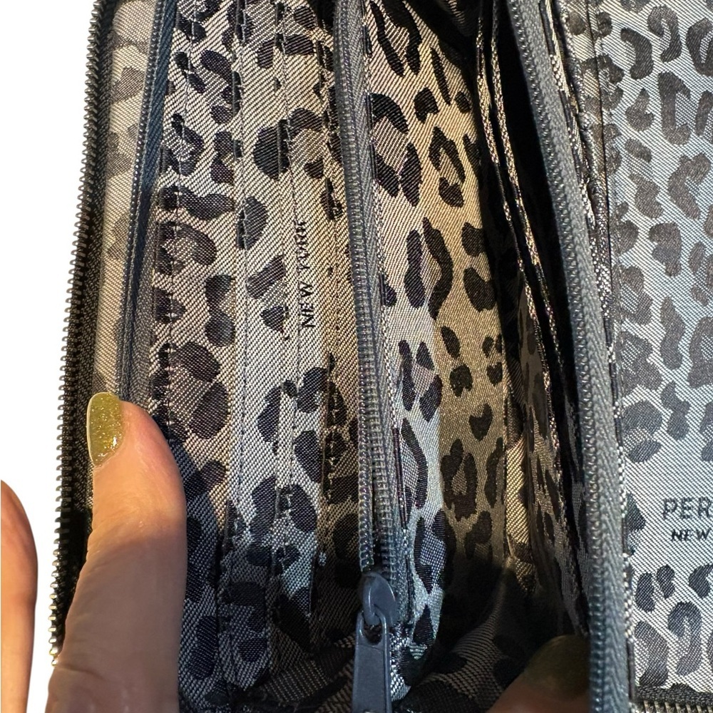 Perlina Black Leather Wristlet Wallet Zip Around Clutch - Picture 6 of 10